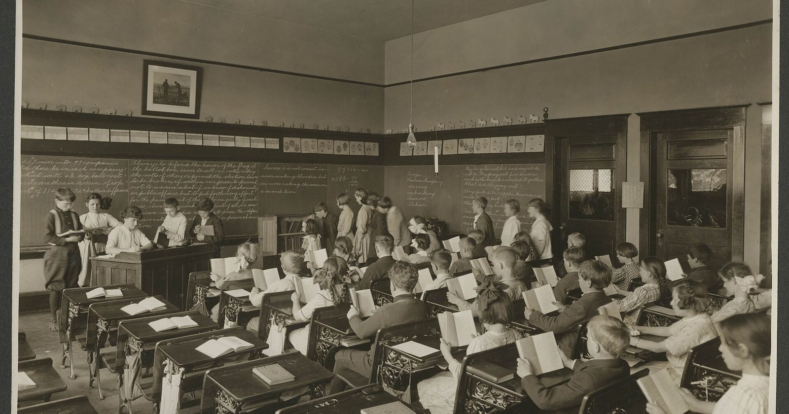 Uczniowie czytający w szkolnej klasie, ok. 1915 r.
