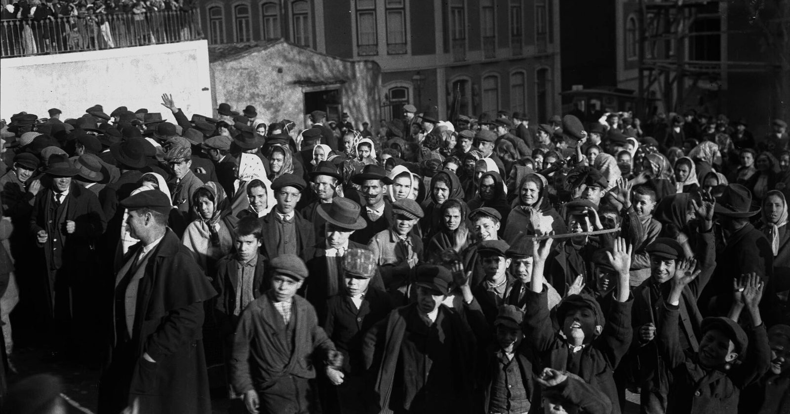 Tłum robotników przemysłu tekstylnego zgromadzony przed parlamentem po złożeniu petycji, Lizbona 1911