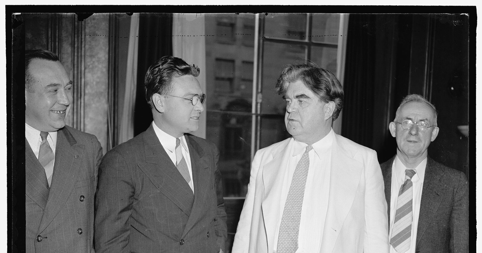 Przywódcy związkowi Homer Martin (UAW) i John L. Lewis przed rozmowami, archiwalna fotografia